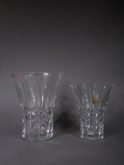 null SCHNEIDER
	Deux vases au modèle en cristal à corps conique taillé.
	Signés.
	Haut....