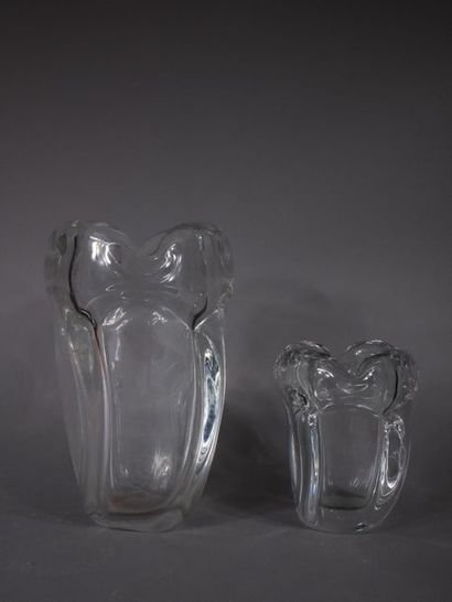 null SCHNEIDER
	Deux vases en cristal au modèle à corps ovoïde et col modelé à chaud.
	Haut....