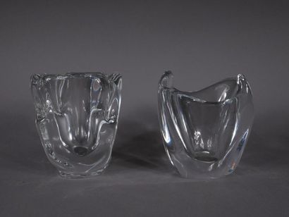 null SCHNEIDER
	Deux vases en cristal à corps conique modelé à chaud.
	Signés.
	Haut....