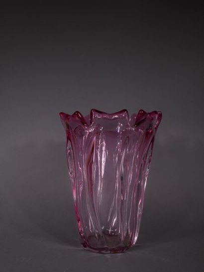 null SCHNEIDER
	Vase en cristal rose à corps conique rainuré et col modelé à chaud...