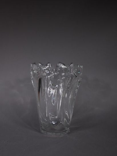 null SCHNEIDER
	Vase en cristal à corps libre modelé à chaud.
	Haut. 24,5 cm