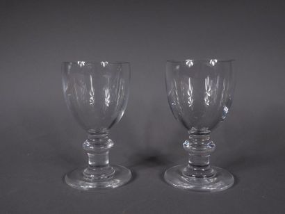 null SCHNEIDER
	Deux vases en cristal à corps de verre à pied.
	Haut. 23 cm