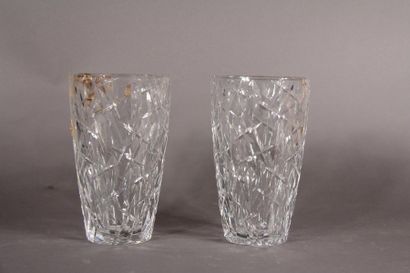 null SCHNEIDER
	Deux vases coniques en cristal blanc taillé. 
	Signés.
	Haut. 19...