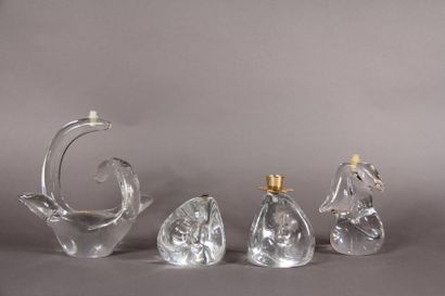 null SCHNEIDER 
	Lot de quatre bougeoirs à une lumière en cristal blanc modelé à...