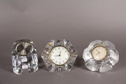 null SCHNEIDER
Lot de trois horloges en cristal blanc moulé taillé à corps conique...