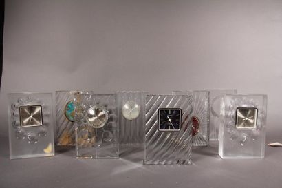 null SCHNEIDER
	Huit horloges de table à corps quadrangulaire en cristal blanc moulé...