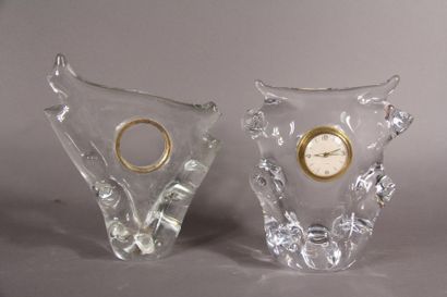 null SCHNEIDER
	Deux horloges de table à corps libre en cristal blanc modelé à chaud...