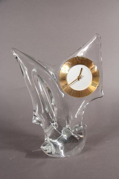 null SCHNEIDER
	Une horloge de table à corps libre en cristal blanc modelé à chaud...