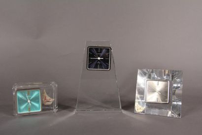 null SCHNEIDER
	Trois horloges de table à corps pyramidal et quadrangulaire en cristal...