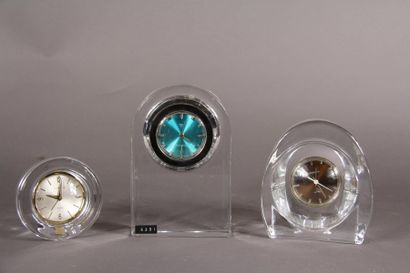null SCHNEIDER
	Trois horloges de table en cristal blanc taillé à corps ovoïde et...