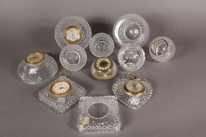 null SCHNEIDER
	Onze horloges de table en cristal taillé diamant à cadran circulaire...