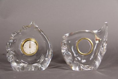 null SCHNEIDER
	Lot de deux horloges en cristal blanc modelé à cadran circulaire...