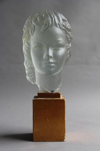null Lucien LAFAYE (1896-1975)
Buste de femme
Sculpture en verre transparent sablé,...
