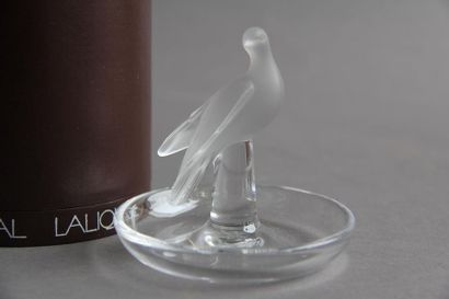 null LALIQUE France
Baguier en cristal transparent et satiné à décor d'une colombe,...