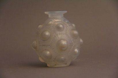 null René LALIQUE (1860-1945)
Vase Tournesols. Épreuve de tirage industriel réalisée...