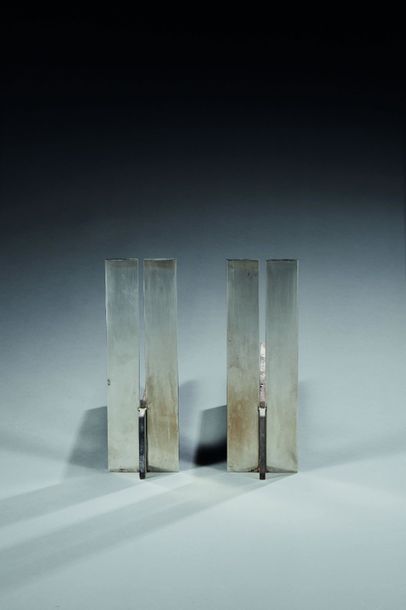 null Michel BOYER (1935-2011)
Paire de chenets en fonte de fer et lames verticales...