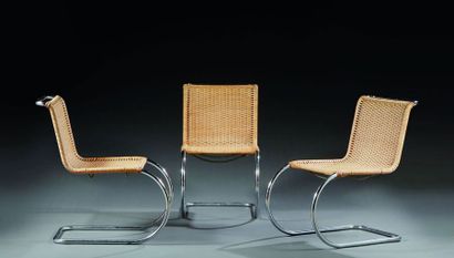 null Mies VAN DER ROHE (1886-1969)
	Suite de trois chaises en métal tubulaire nickelé,...