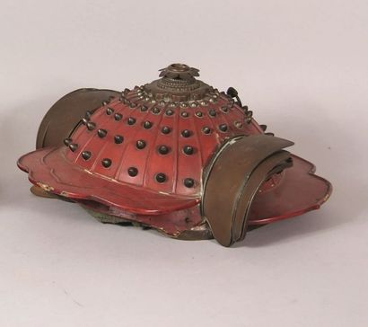 null Casque de théâtre en laque rouge à l’imitation des hoshi-bashi kabuto, le timbre...