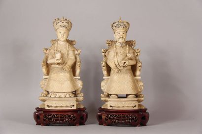 null Deux sujets en ivoire sculpté, représentant un couple impérial, chacun assis...