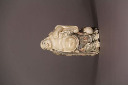 null Okimono en ivoire et rehauts de polychromie représentant Hôtei, un des dieux...