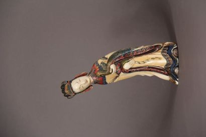 null Okimono en ivoire marin polychrome représentant une jeune femme tenant un phénix...