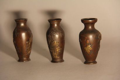 null Trois petits vases dont deux en métal laqué marron et doré et un en bronze à...