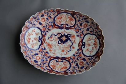 null Plat ovale polylobé en porcelaine polychrome décor Imari
56 x 45 cm. (fêle)
