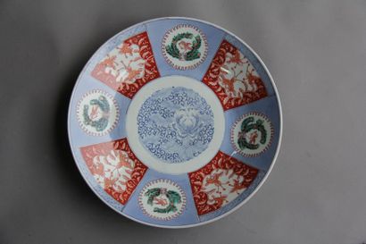 null Plat rond en porcelaine polychrome à décor de médaillons, Japon
D : 46,5 cm...