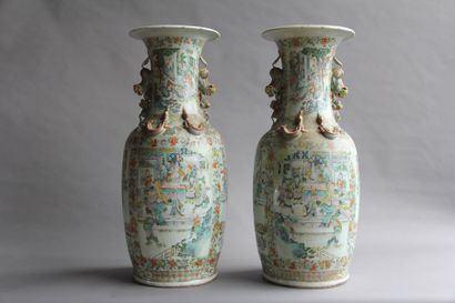 null Paire de vases en porcelaine polychrome dans le gout de la famille verte, Canton...
