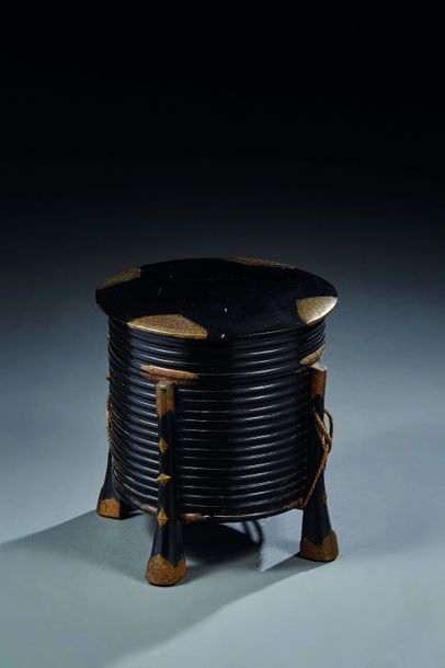 null Coffre cylindrique Hokkaï en laque noire et laiton reposant sur quatre pieds,...