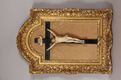 null Crucifix composé d’un Christ en ivoire sculpté,représenté
la bouche entrouverte,...