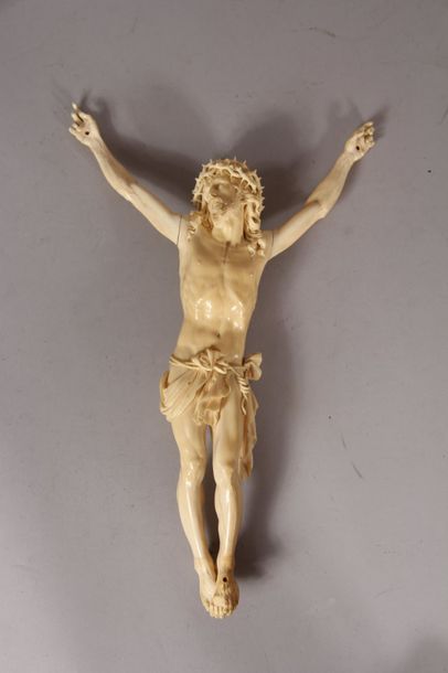 null Important Christ en ivoire finement sculpté, représenté la
bouche entrouverte,...
