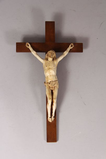 null Crucifix composé d’un Christ en ivoire sculpté, représenté
la bouche entrouverte,...