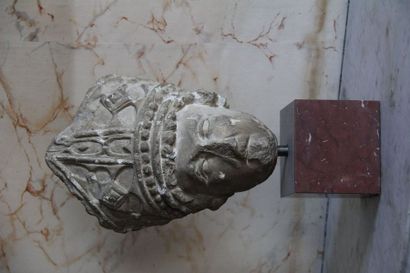 null Sculpture en pierre représentant une tête de saint Evêque, XVe siècle.
Elle...