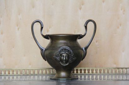 null Vase à deux anses en bronze patine médaille, style Antique
H : 14,5 cm.