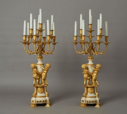 null Paire de grands candélabres à dix bras de lumière en bronze doré et marbre blanc....