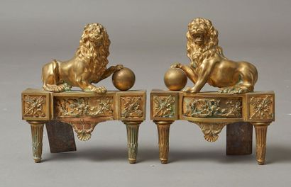 null Paire de chenets en bronze anciennement doré et leurs fers, composés de lions...