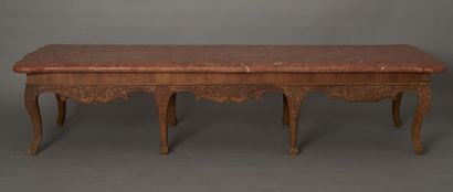 null Table-basse en bois sculpté. Plateau de marbre brun rouge à bec de corbin.
Style...