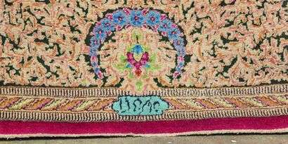 null KIRMAN, VEZD vers 1980.
Grand tapis en laine à décor de médaillons sur fond...