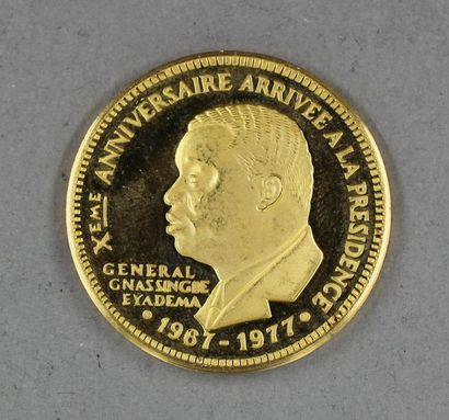 null *Une pièce de 50000 F CFA du Togo en or 1977 pour le 10ème anniversaire de la...