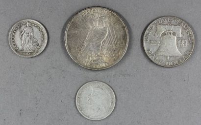null Lot de pièces en argent :
Une pièce d'un dollar 1922, une pièce 1/2 dollar Franklin...
