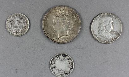 null Lot de pièces en argent :
Une pièce d'un dollar 1922, une pièce 1/2 dollar Franklin...