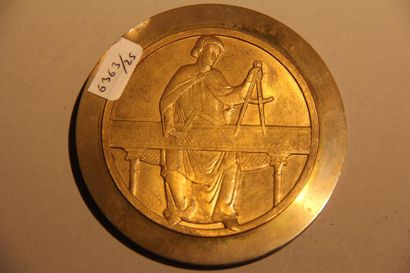 null TURIN
Médaille en bronze représentant l'Ange de Reims et un architecte
D : 9...