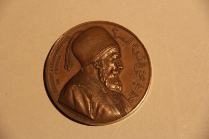 null E. ROGAT 1840
Médaille à l'avers : profil de MEHEMET ALI régénérateur de l'Egypte...