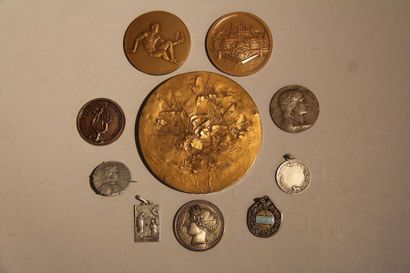 null Lot de six médailles en bronze, métal dont une en argent 800°/°° (pds : 22 g.),...