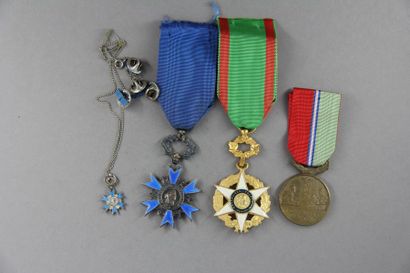 null Lot : 
- médaille de chevalier de l'Ordre National du Mérite et en miniature
-...