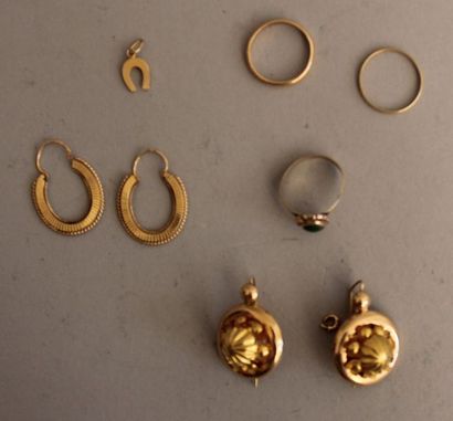 null *Lot de bijoux en or jaune 18k :
- deux paires de boucle d'oreille, pds : 4,4-4...