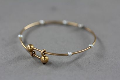 null Petit bracelet rigide en or jaune 18k et perles, pds brut : 2,3 g.