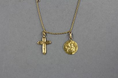 null Chaine de cou et deux pendentifs croix et rond à décor d'un angelot en or jaune...