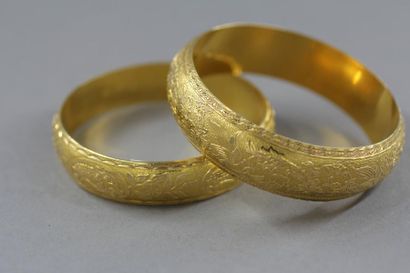 null Deux bracelets rigides larges en or jaune 18k gravés de fleurs, travail étranger,...